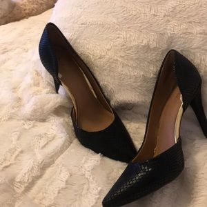 Black snakeskin print pumps